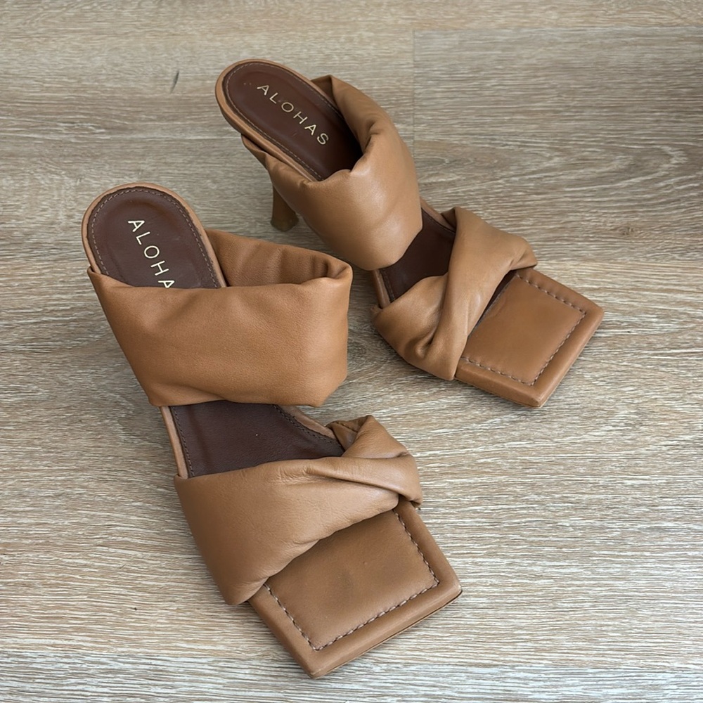 Alohas twist strap heels